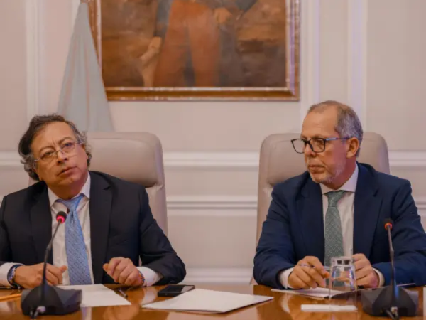 ALFREDO SAADE: What links his departure from the headquarters of dispatch with passports