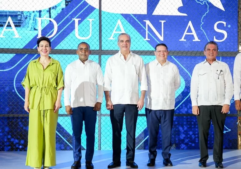 Presidente Abinader durante el acto de inauguración de la terminar de curier en el AILA.