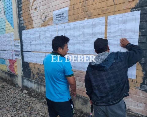 Alist opening of electoral tables at the José Carrasco College, where Andronón Rodríguez will vote