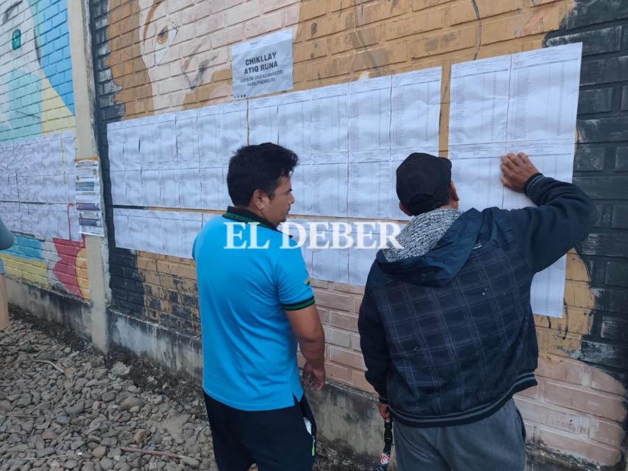 Alist opening of electoral tables at the José Carrasco College, where Andronón Rodríguez will vote