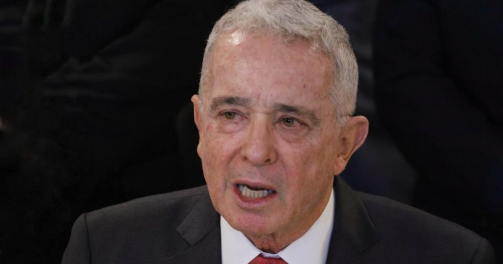 Álvaro Uribe says that his sentence violates the constitutionality block