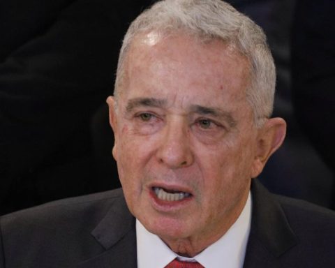 Álvaro Uribe says that his sentence violates the constitutionality block