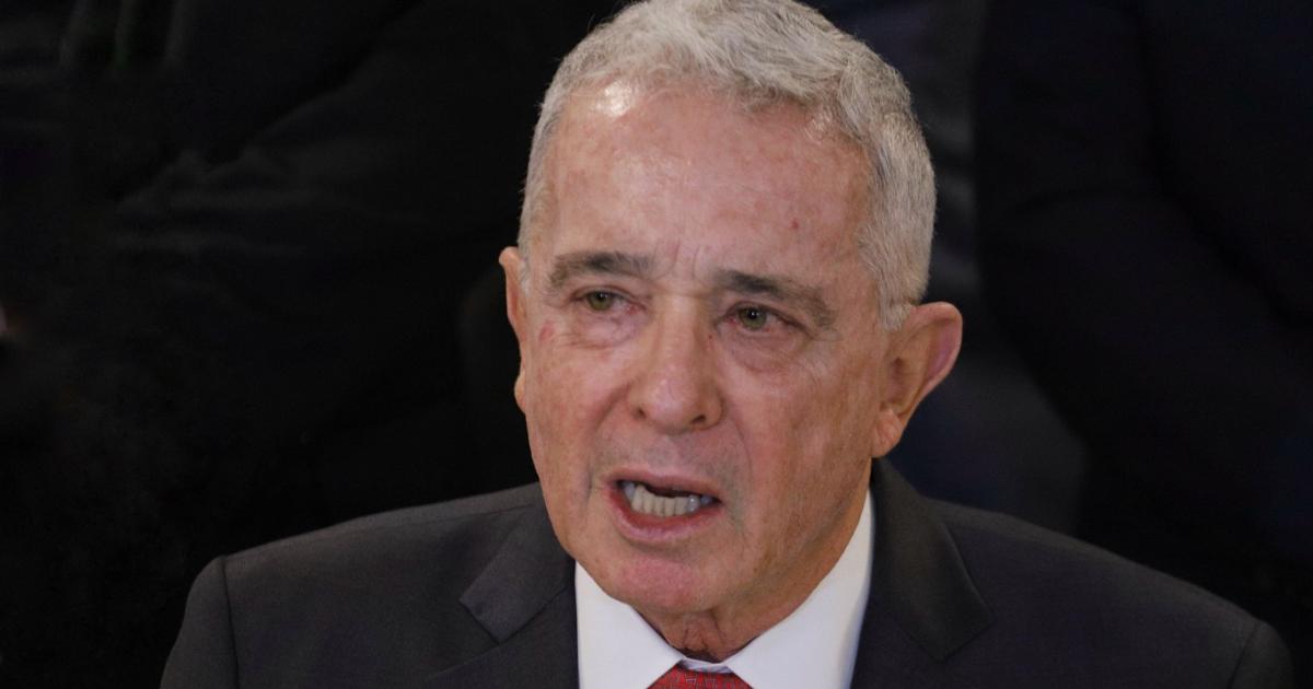Álvaro Uribe says that his sentence violates the constitutionality block