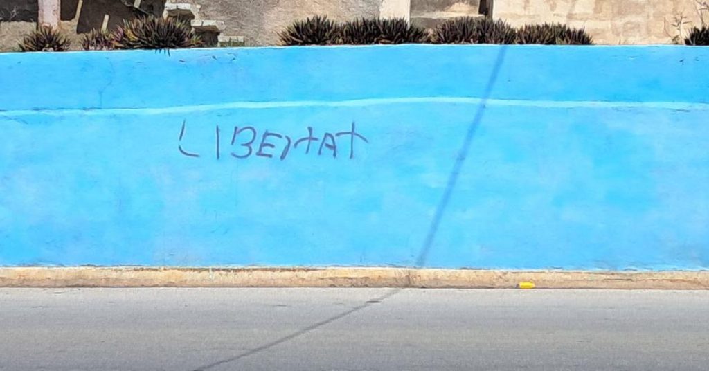 An eloquent "freedom" painted in a Holguin wall revives popular discontent
