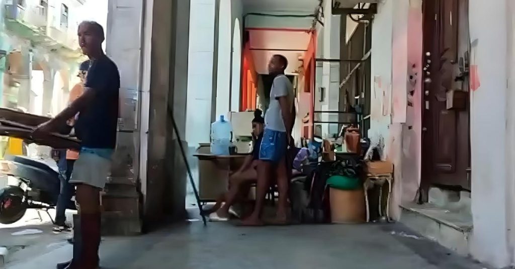 An old woman injured and 15 homeless families for a collapse on Queen Street, in Havana