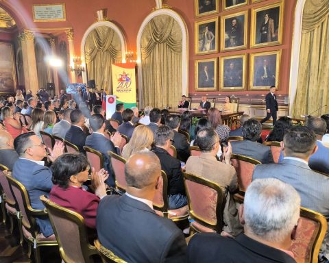 An special session on the occasion of Bolivia's bicentennial