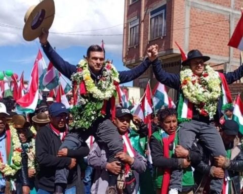 Arcistas and Evotes peasants offer support to the "Brother Lara"