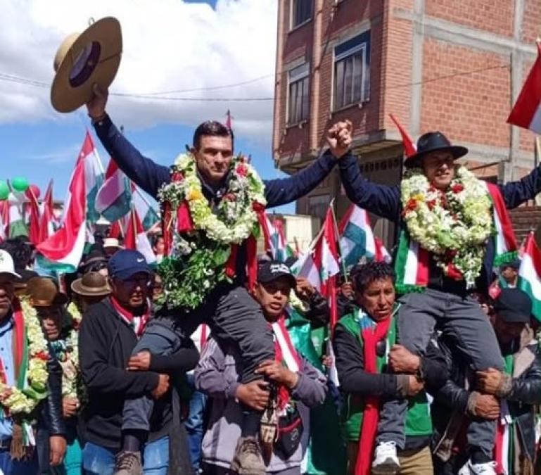 Arcistas and Evotes peasants offer support to the "Brother Lara"