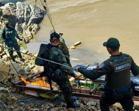 Army destroyed six dredgas used for illegal mining