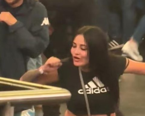 Authorities are looking for a woman who unleashed chaos in the Movistar Arena