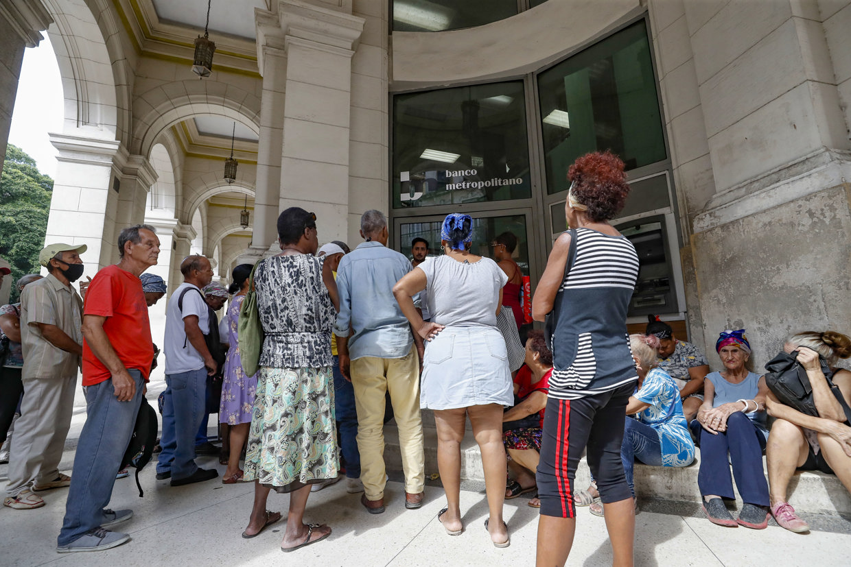 Banco de la Havana implements online reservations in branches that do not suffer "frequent" blackouts