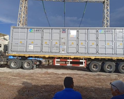 Batteries arrive at the solar parks, the generation deficit will follow around 1700 MW this Sunday