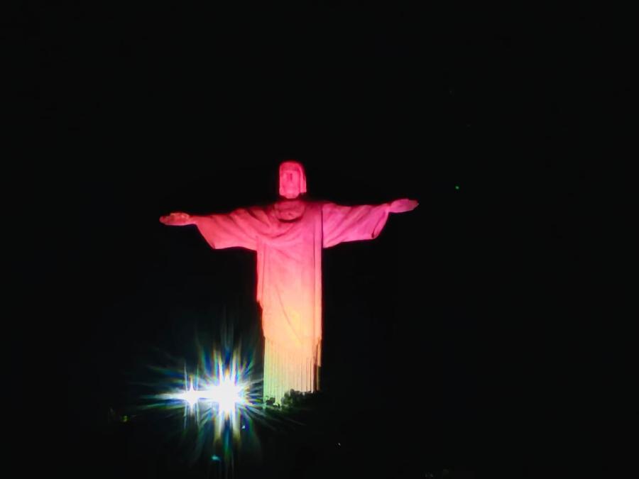 Bicentennial: The Bolivian Tricolor 'Wears Christ the Redeemer in Rio de Janeiro