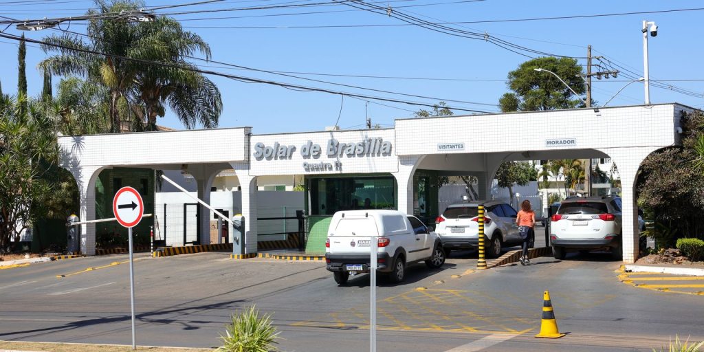 Bolsonaro leaves house arrest and goes to hospital for medical examinations