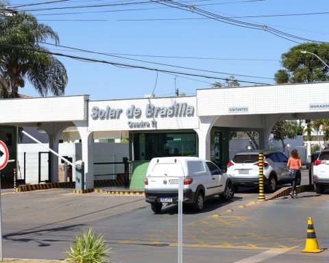 Bolsonaro leaves house arrest and goes to hospital for medical examinations