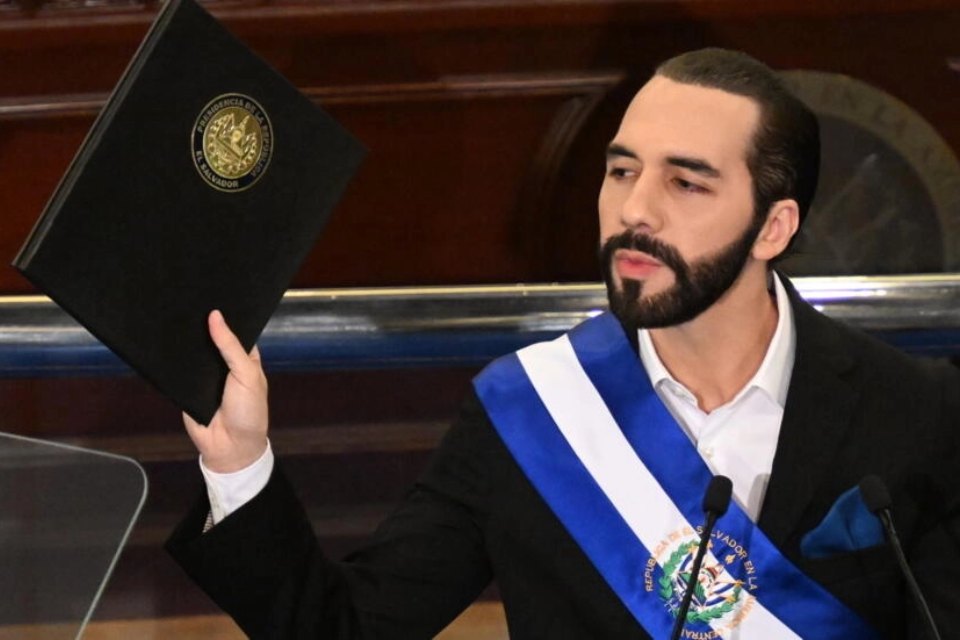 Bukele denies "end of democracy" in El Salvador after reform for indefinite re -election