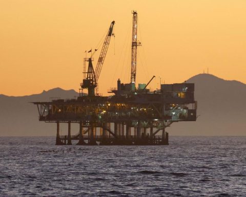 Bureaucracy delays Chevron's entry into three oil lots