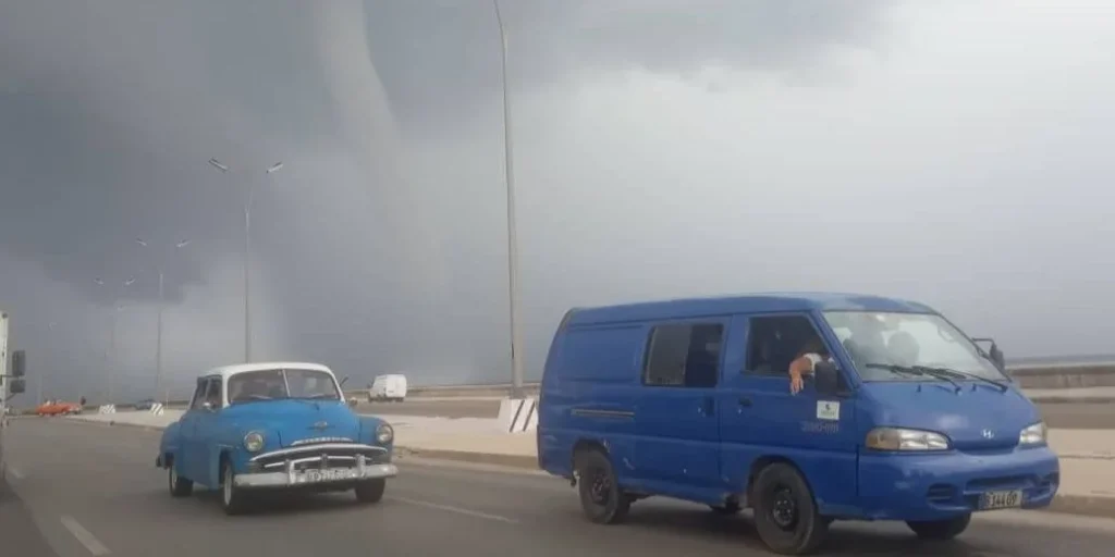 Embudo nuboso sobre el Malecón de La Habana, captado alrededor del mediodía de este viernes