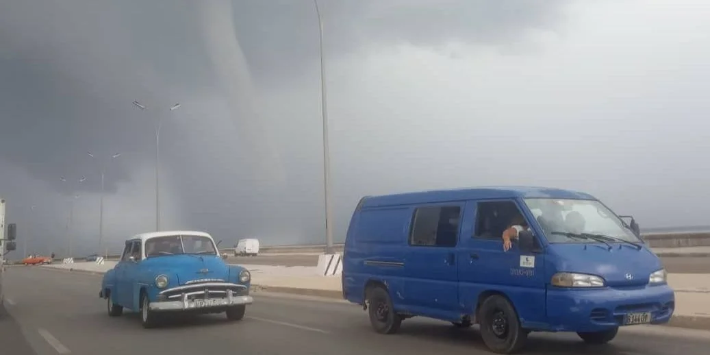 Embudo nuboso sobre el Malecón de La Habana, captado alrededor del mediodía de este viernes