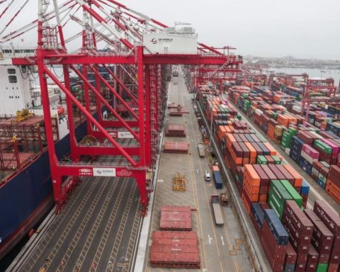 Commerce between Peru and Colombia benefits the neighboring country more