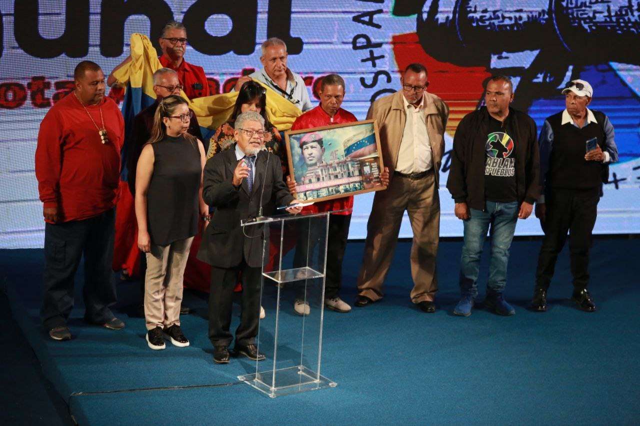 Community media demand that the US termination of attacks against President Maduro