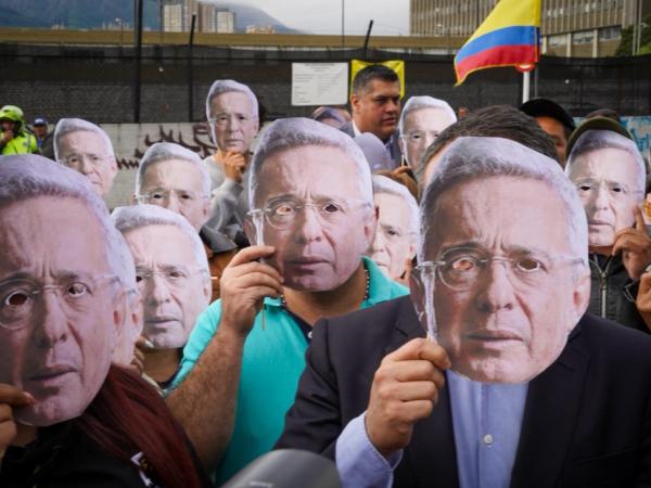 Condemns Uribe aggravates political polarization in Colombia and extends it to justice