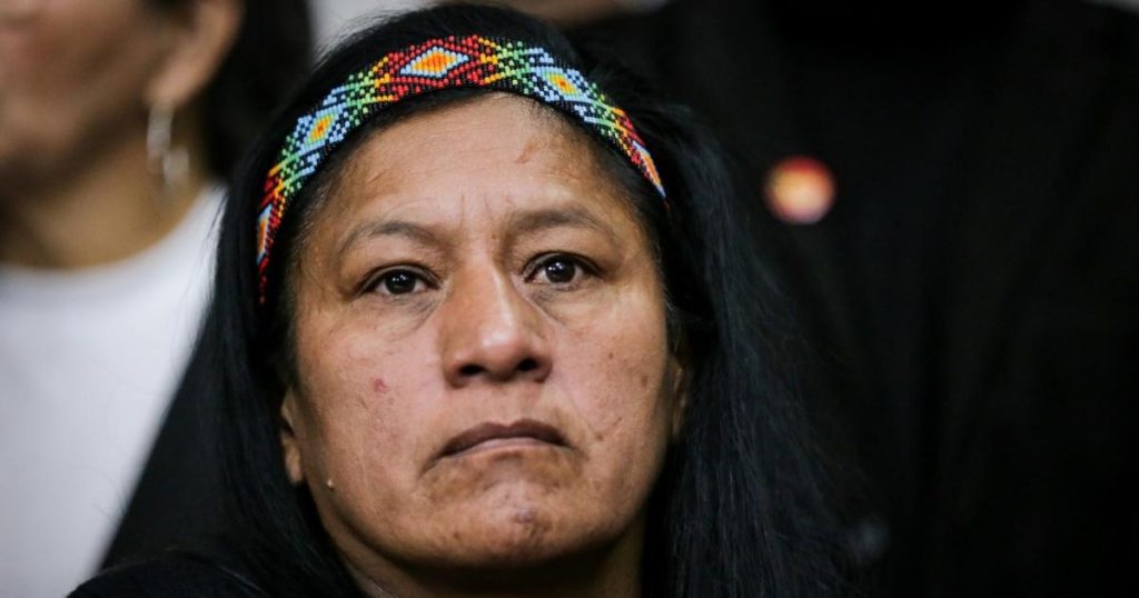 Congressman Aida Quilcué discusses with Army members who stopped their caravan in Cauca: "I am a senator"