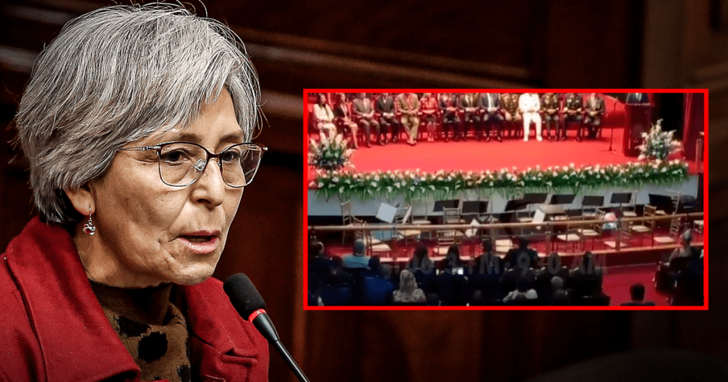 Congressman María Agüero receives pifias and boos of the public on the anniversary of Arequipa