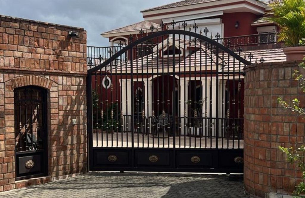 Pareja lleva 8 años en busca le desalojen casa