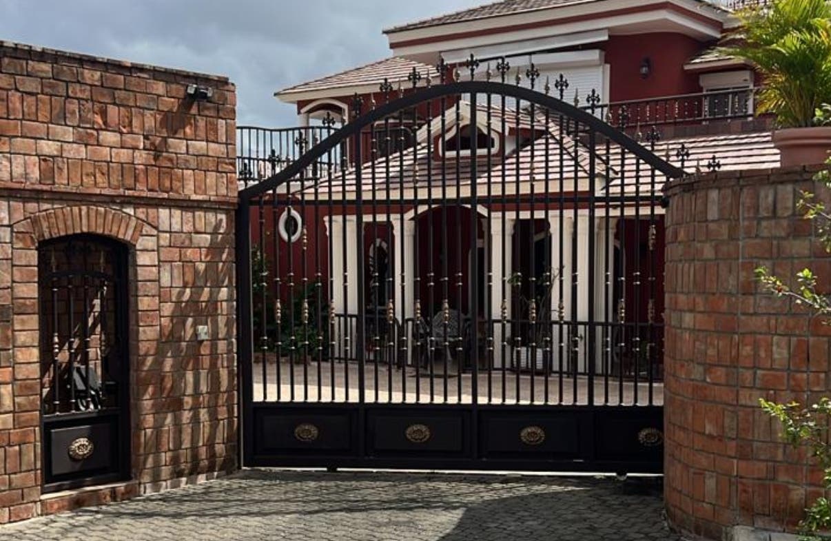 Pareja lleva 8 años en busca le desalojen casa