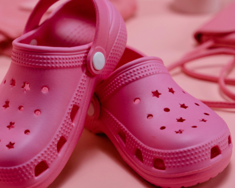 Crocs actions fall by 30% for tariffs and loss of fashion strength of "ugly shoes"