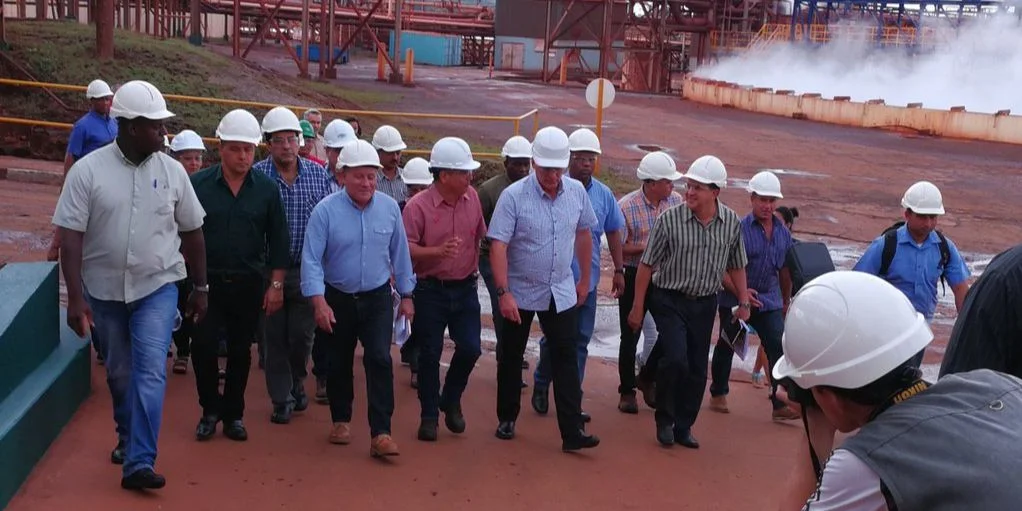 Miguel Díaz-Canel y otros dirigentes cubanos durante un recorrido por la planta de producción de níquel en Moa, en mayo de 2019