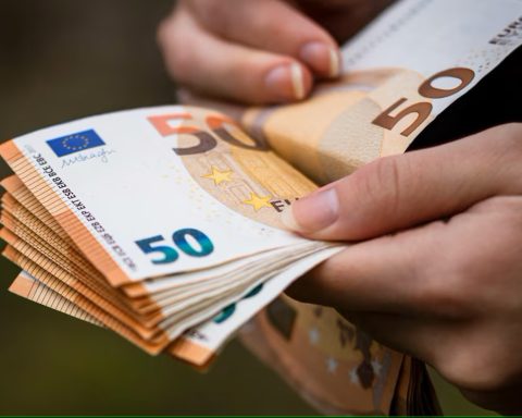 Currency in Cuba: The euro reaches 450 pesos and the MLC is still in mince