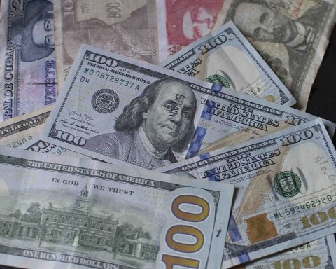 Currency in Cuba: the dollar is getting closer and more to 400 pesos