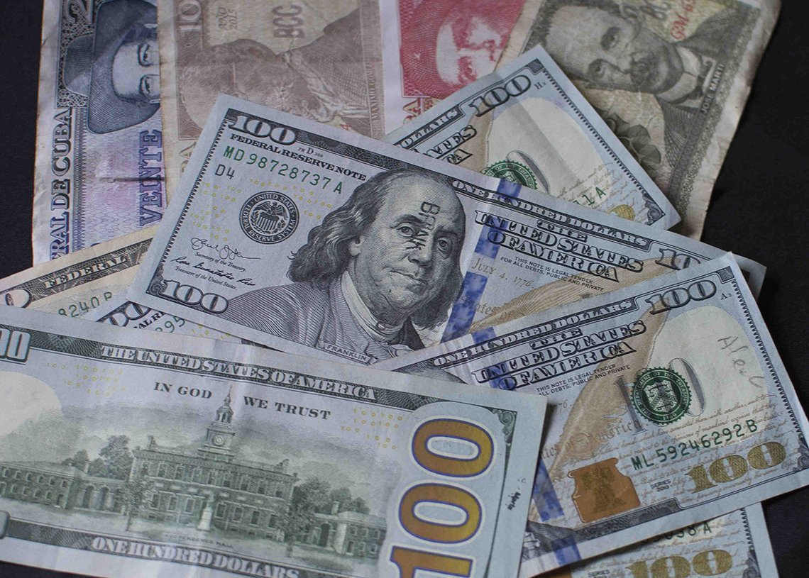 Currency in Cuba: the dollar is getting closer and more to 400 pesos