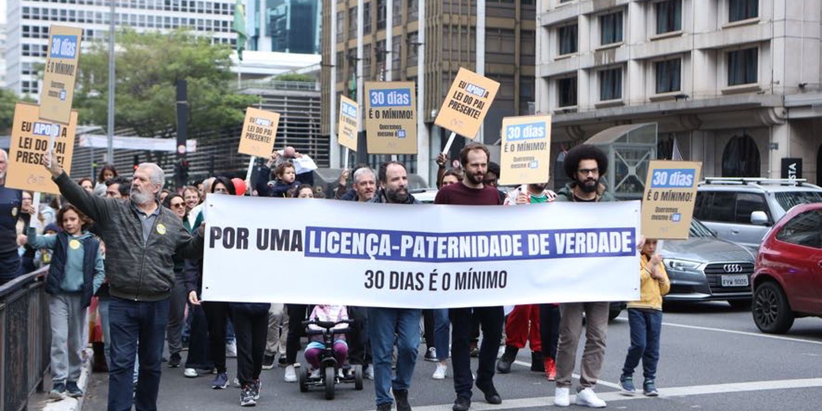 Demonstrations in four cities call for expansion of paternity leave