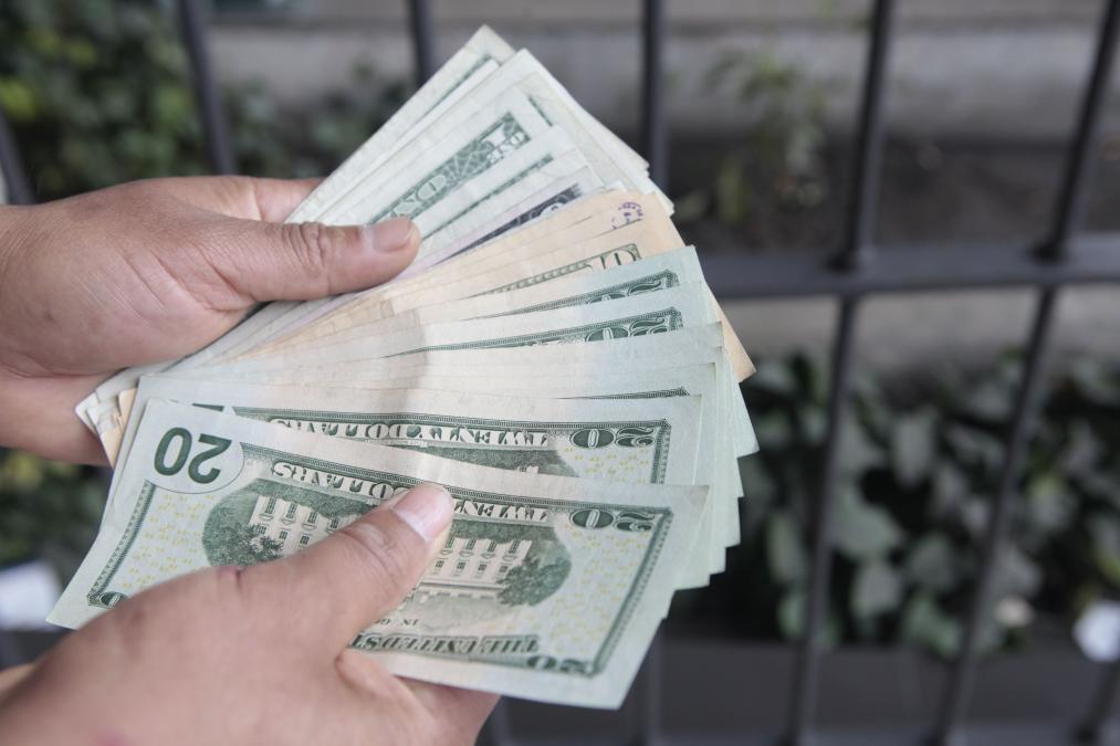 Dollar falls to its lowest level since September 2020