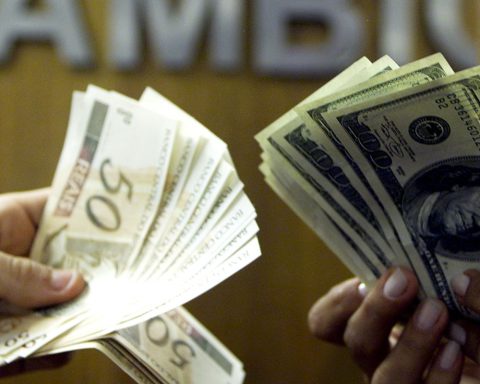 Dollar follows international market and rises to $ 5.43