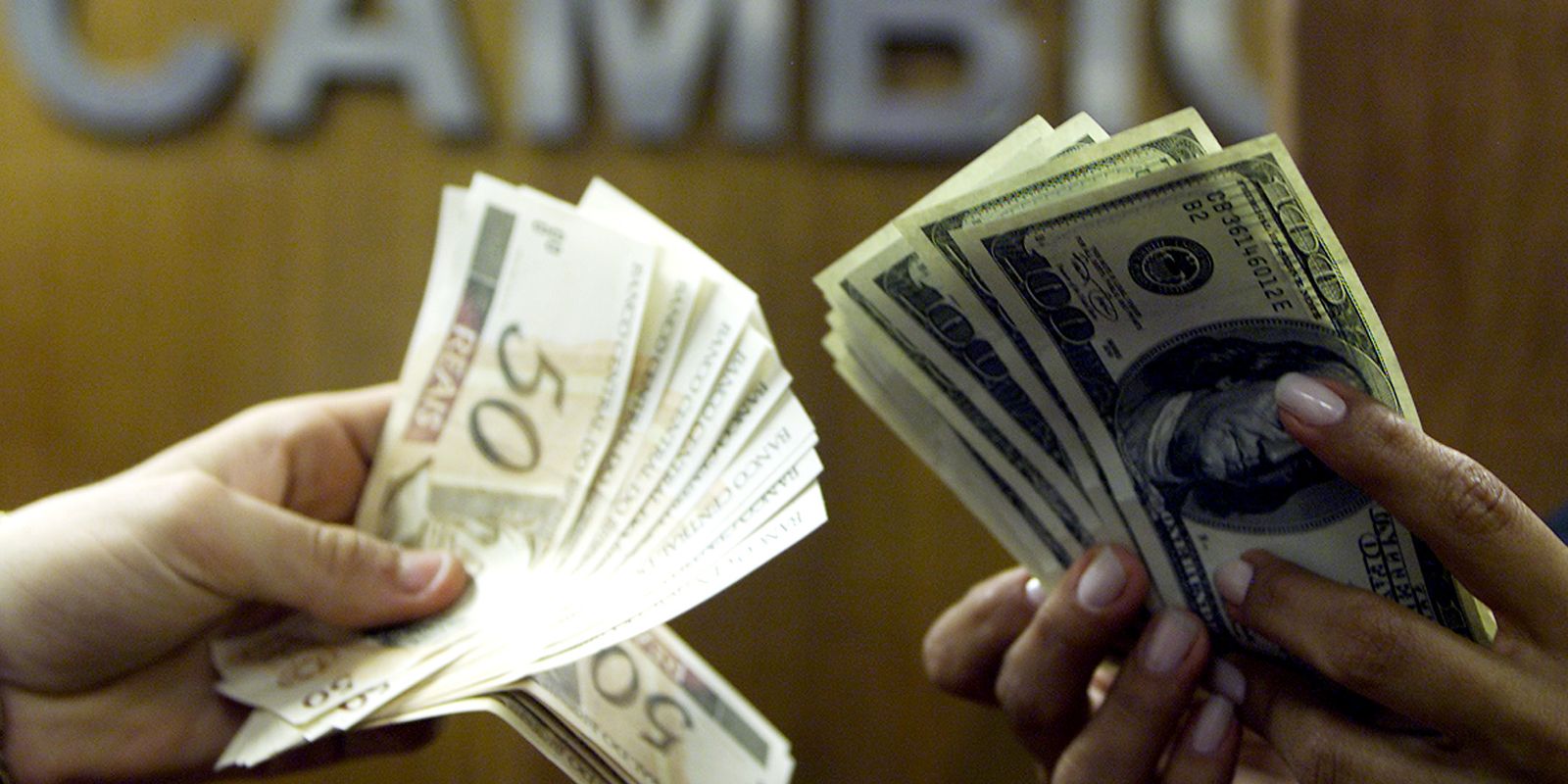 Dollar follows international market and rises to $ 5.43