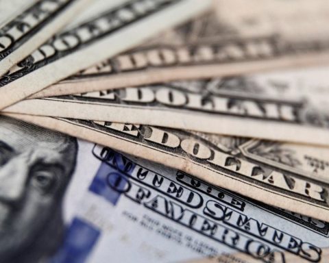 Dollar: how much of the first half of August closed