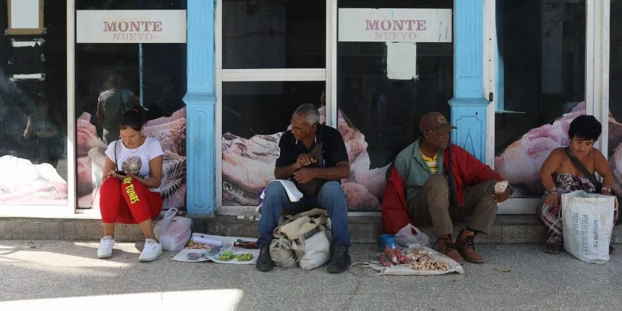 Vendedores en una calle de La Habana, Cuba