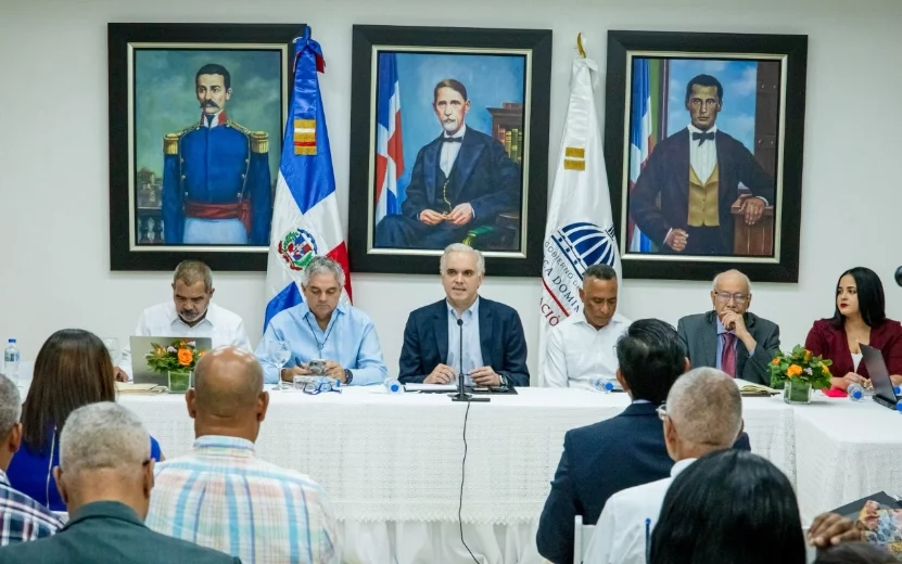 Luis Miguel de Camps habla en el encuentro con la APMAE.