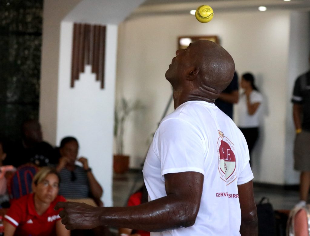 Erick Hernández Bate World record with almost 5,000 touches in Baseball Five