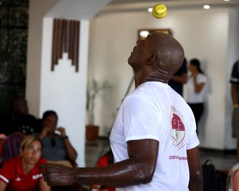 Erick Hernández Bate World record with almost 5,000 touches in Baseball Five