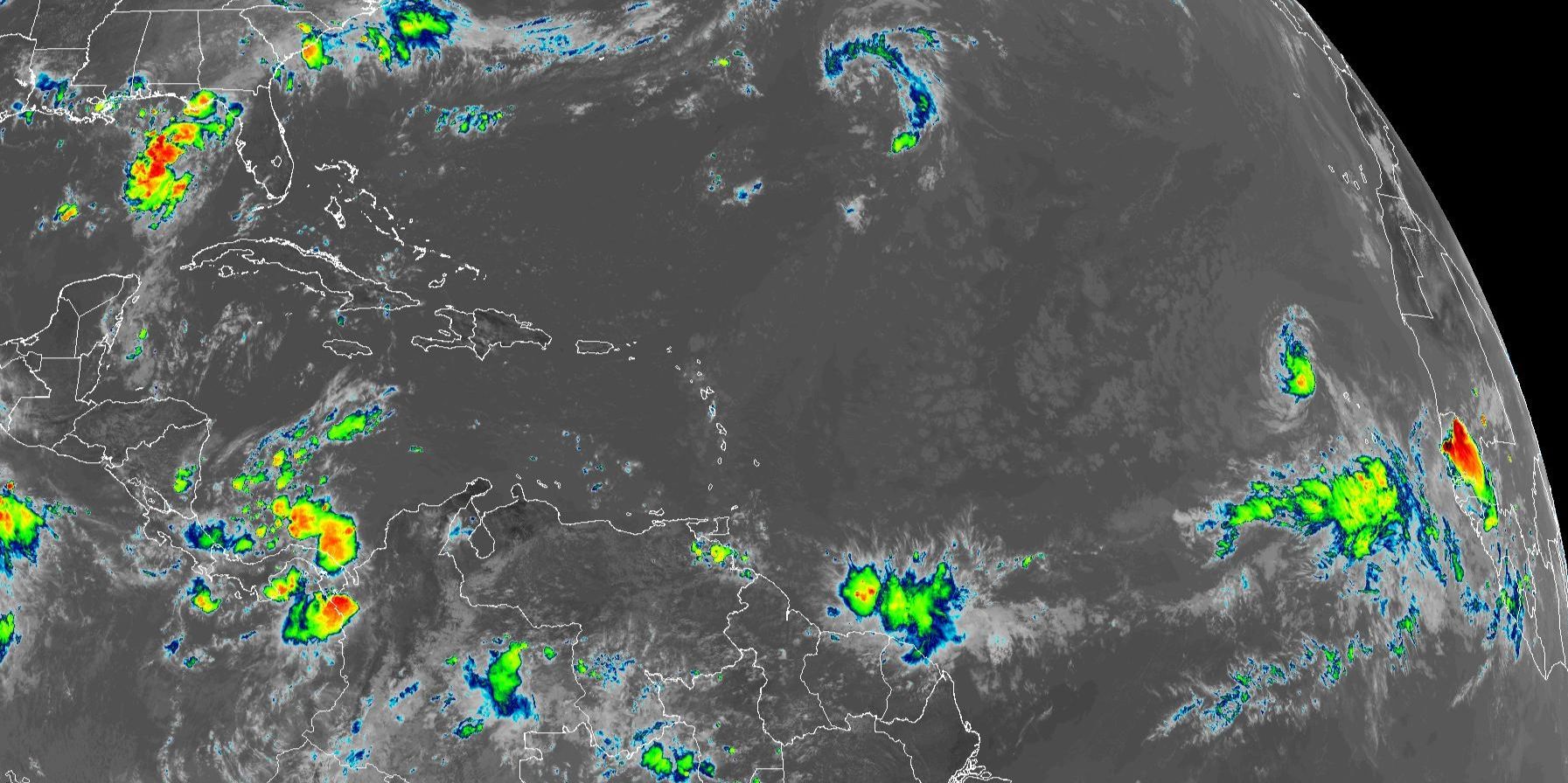 La tormenta tropical Erin, a la drecha, cerca de las costas de África