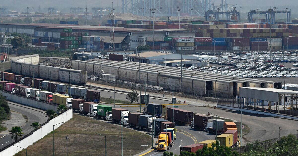 Export manufacturing, hundreds are smuggling facade: Index