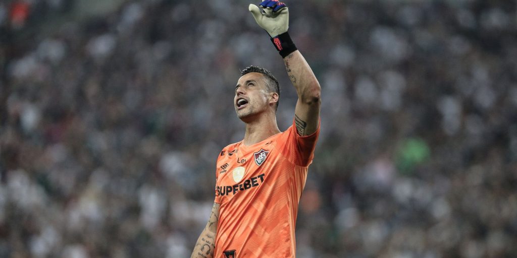 Fábio becomes a player with the most matches played in world football