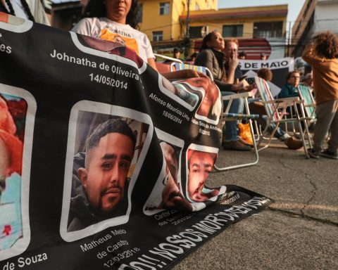 Family members and movements make act for the 10 years of Osasco's slaughter