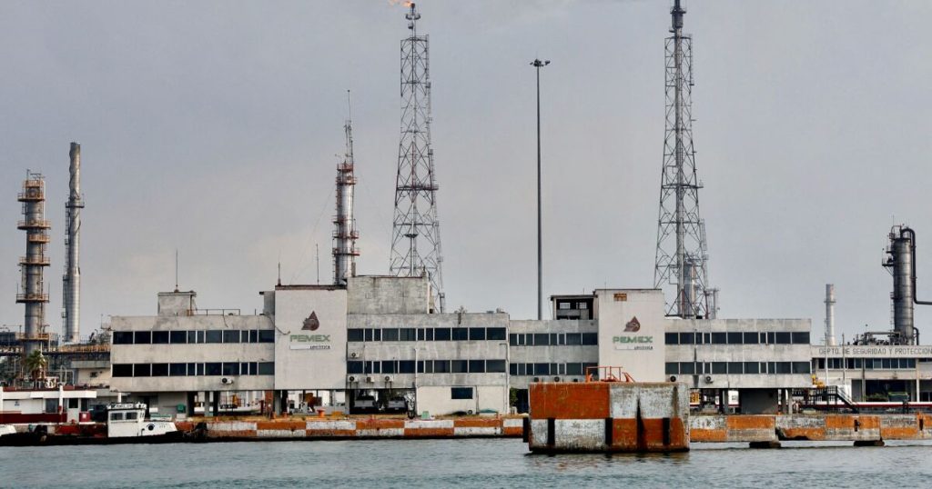 Fitch elevates Pemex qualification after 12,000 million peso government support