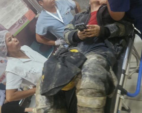 Five firefighters wounded by the explosion in a silo